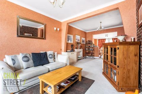 25 Brooklands Gardens, Hornchurch, RM11 2AF