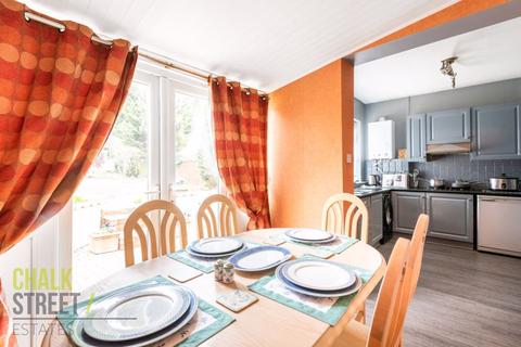 25 Brooklands Gardens, Hornchurch, RM11 2AF