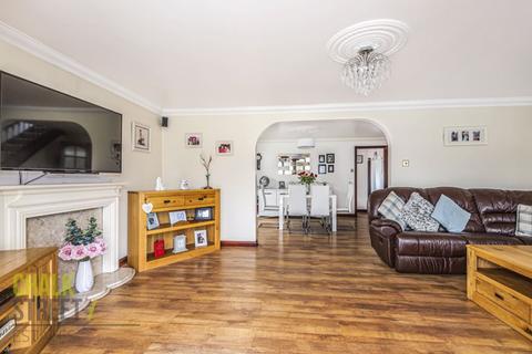 5 Barrett Close, Romford, RM3 7AY