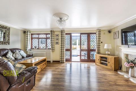 5 Barrett Close, Romford, RM3 7AY