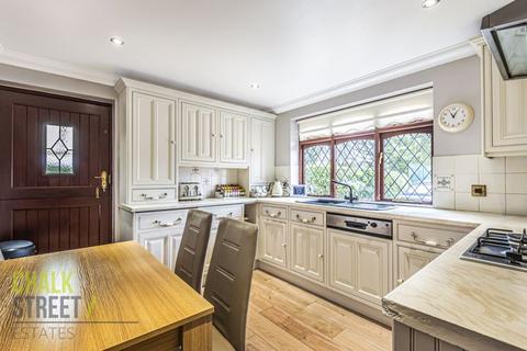 5 Barrett Close, Romford, RM3 7AY