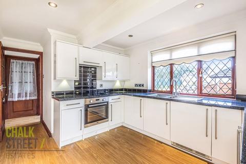 5 Barrett Close, Romford, RM3 7AY