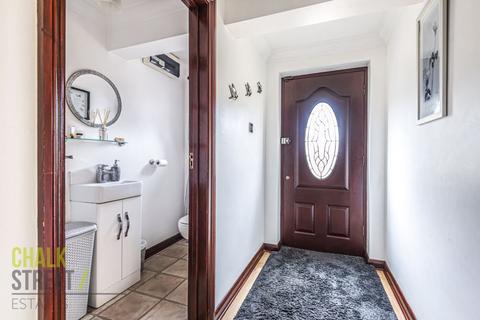 5 Barrett Close, Romford, RM3 7AY