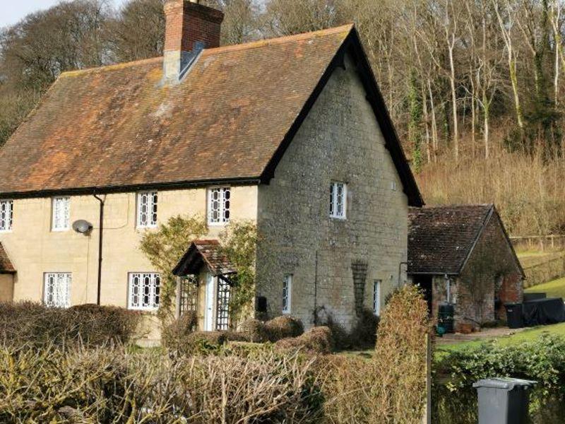 Fonthill Gifford, Tisbury 2 bed cottage £1,150 pcm (£265 pw)