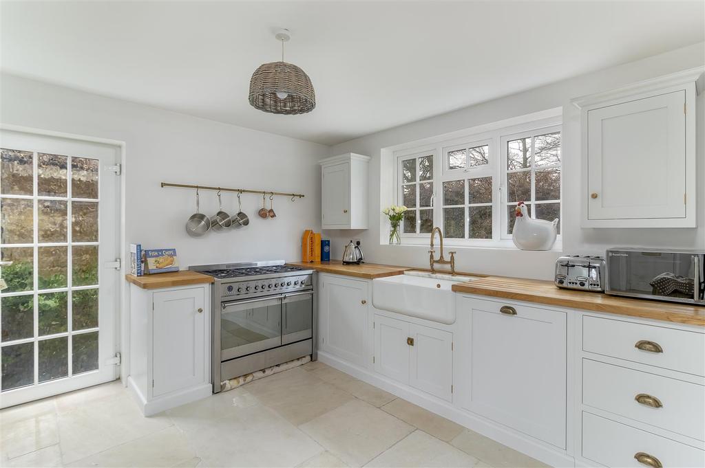 Harewood Mews, Harewood, Leeds 3 bed semidetached house £430,000