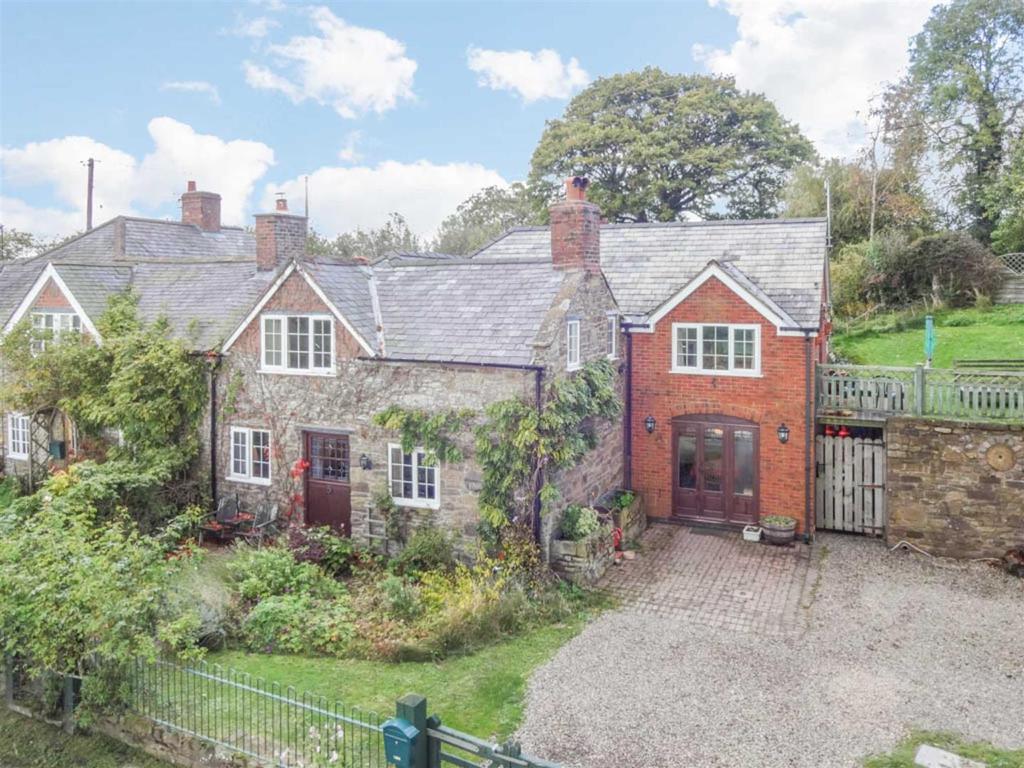 Round Oak, Hopesay, Craven Arms 4 bed end of terrace house £370,000