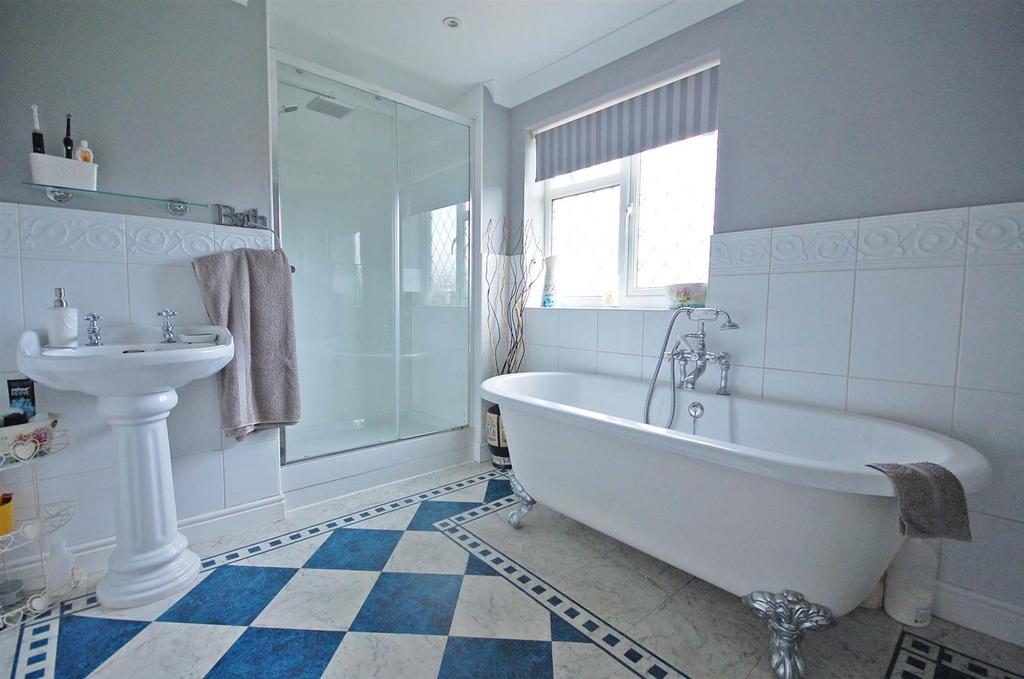 Ensuite to master.jpg