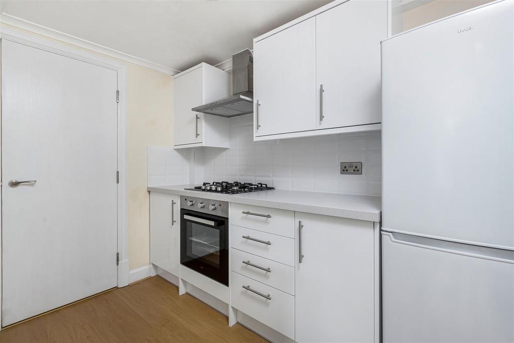 Hill Court, 104 Wimbledon Hill Road, Wimbledon 2 bed flat £1,500 pcm (£346 pw)