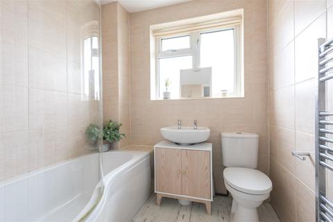 227 Fleetside, West Molesey, KT8 2NJ