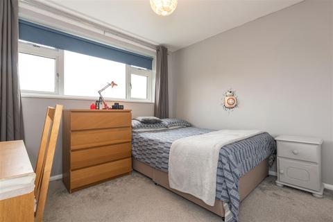 227 Fleetside, West Molesey, KT8 2NJ