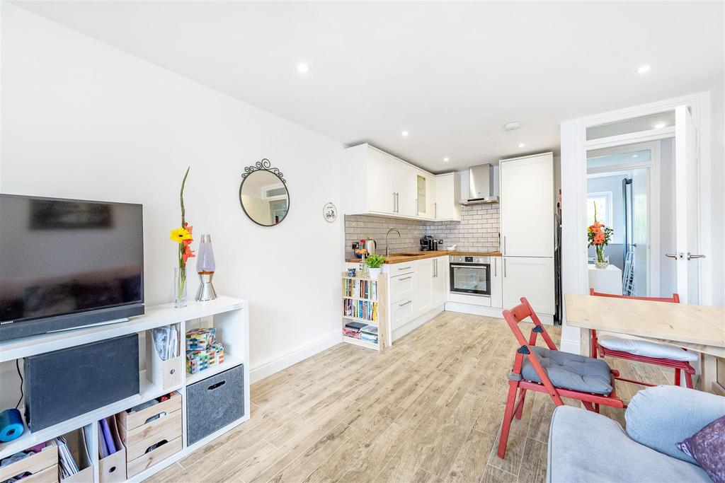 Nantes Close, London, SW18 2 bed flat £385,000