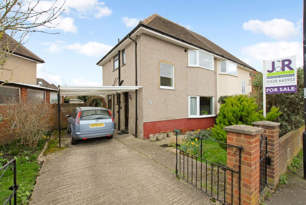 St. Andrews Way, Cippenham 3 bed semidetached house £369,950