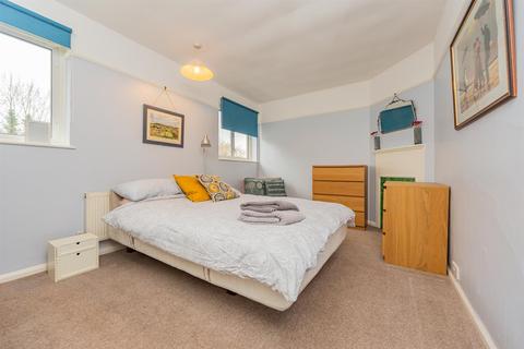 35 Toynbee Road, London, SW20 8SH