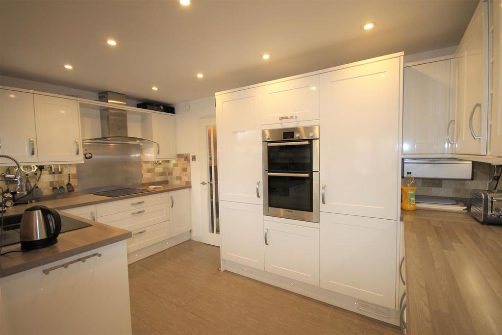 Ness Grove, Cheadle 3 bed semidetached house £190,000