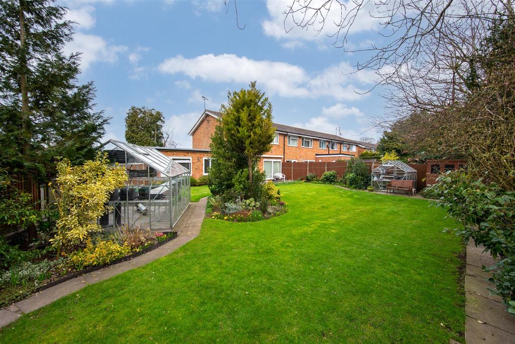 Leighton Court, Dunstable 3 bed end of terrace house £390,000