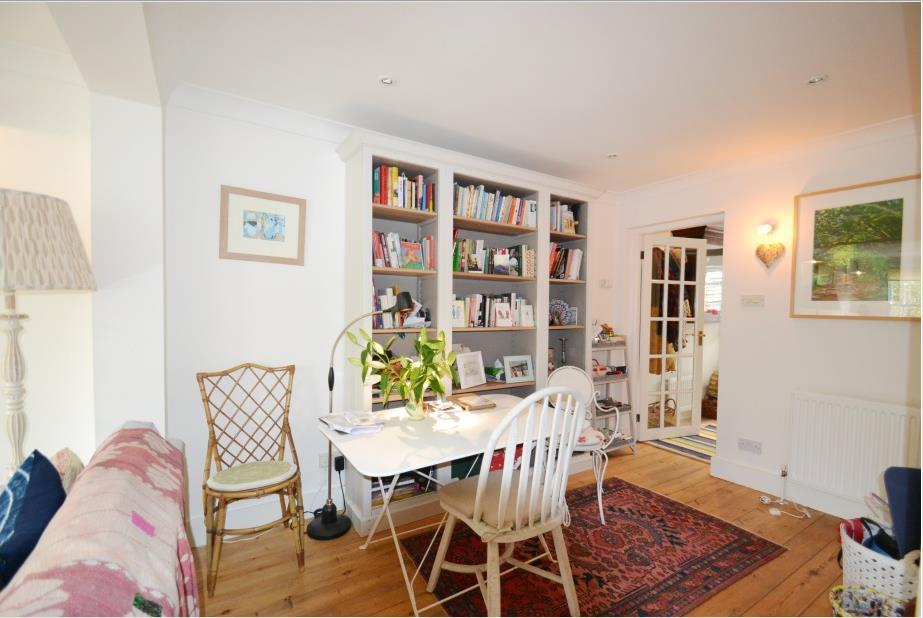 Thorne Passage, Barnes, SW13 2 bed terraced house £725,000
