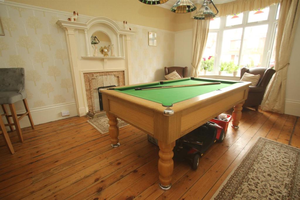 Dining room: