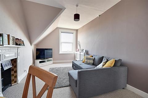 49d Manor Road, Bexhill-on-sea, TN40 1SN