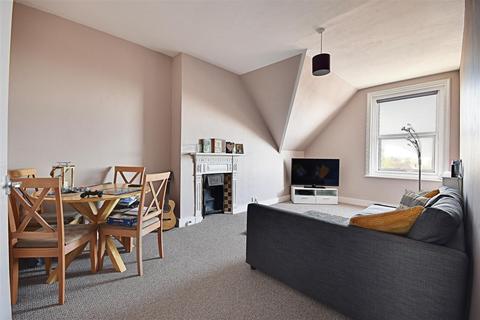 49d Manor Road, Bexhill-on-sea, TN40 1SN