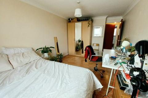 2 bedroom flat to rent, Median Road, Clapton