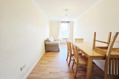 2 bedroom flat to rent, Median Road, Clapton