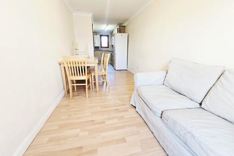 2 bedroom flat to rent, Median Road, Clapton