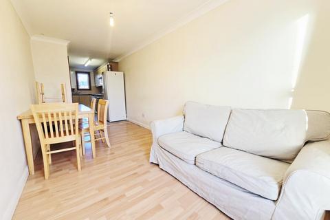 2 bedroom flat to rent, Median Road, Clapton