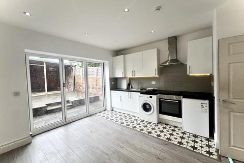 4 bedroom end of terrace house to rent, Evesham Rd , N11