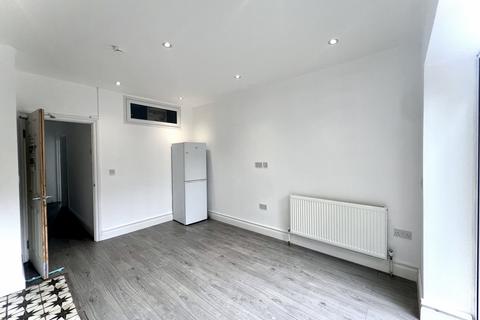 4 bedroom end of terrace house to rent, Evesham Rd , N11