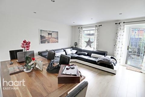 16 Fraser Close, London, E6 5TB