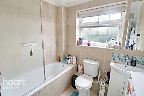 16 Fraser Close, London, E6 5TB