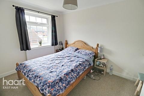 16 Fraser Close, London, E6 5TB