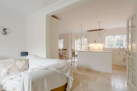 17 Winterbourne, Horsham, RH12 5JW