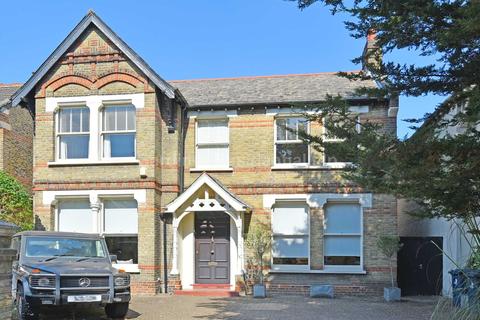 16 Gordon Road, London, W5 2AD