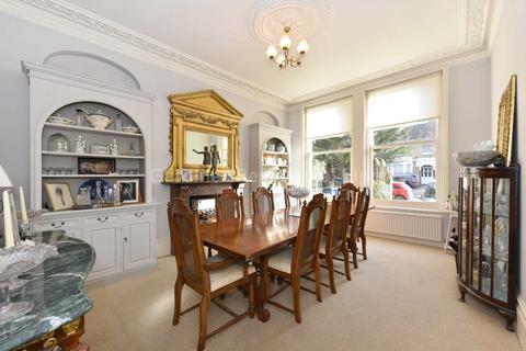 16 Gordon Road, London, W5 2AD