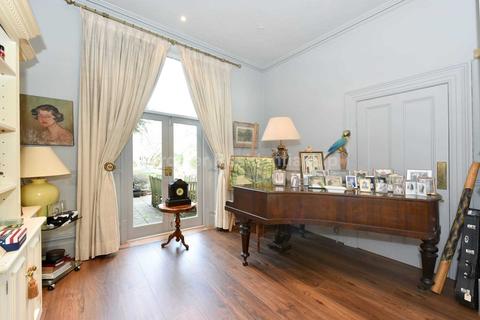 16 Gordon Road, London, W5 2AD