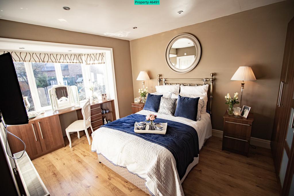 Master bedroom showi