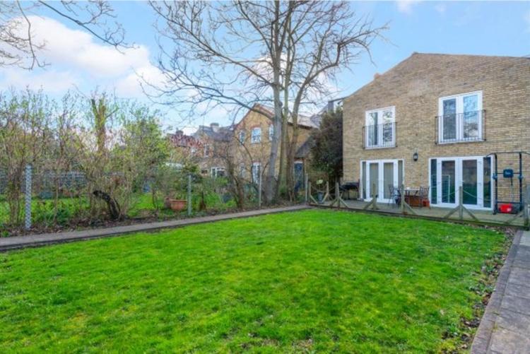 Longley Road London SW17 1 bed flat £1,150 pcm (£265 pw)