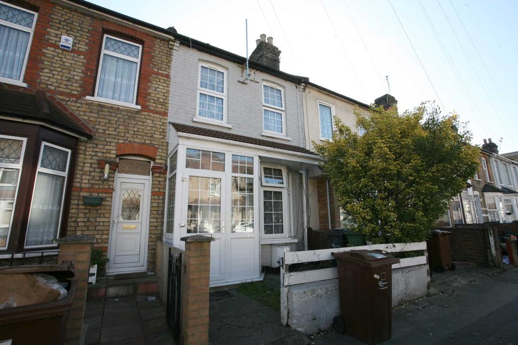 Victoria Road, Barking, IG11 3 bed terraced house £1,700 pcm (£392 pw)