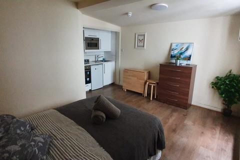 Studio to rent - High Road, London NW10