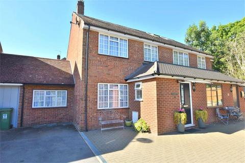 36 Dinmore, Bovingdon, Hemel Hempstead, HP3 0QW