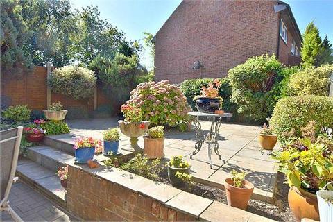 36 Dinmore, Bovingdon, Hemel Hempstead, HP3 0QW