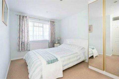 36 Dinmore, Bovingdon, Hemel Hempstead, HP3 0QW