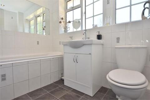 36 Dinmore, Bovingdon, Hemel Hempstead, HP3 0QW