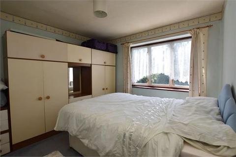33 Highlands, Watford, WD19 4LY
