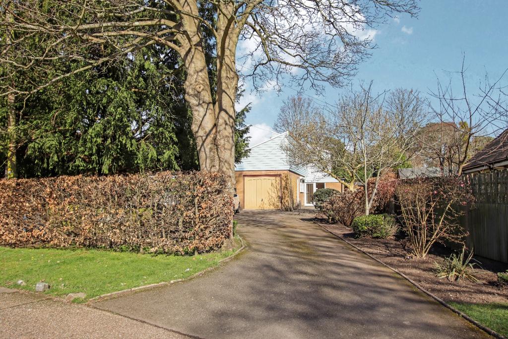 Thornton Avenue,Warsash,Southampton,SO31 9FJ 5 bed detached house £