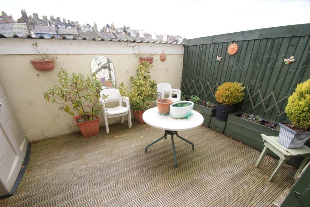 Alexandra Road Torquay TQ1 1HZ 2 bed terraced house £170,000