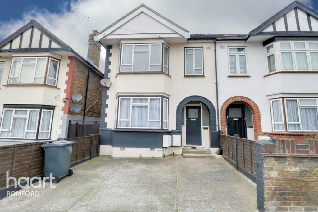 Regarth Avenue, Romford 3 bed £325,000