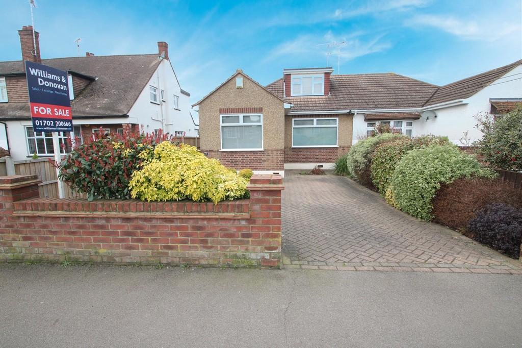 Victoria Avenue, Rayleigh 2 bed chalet £350,000