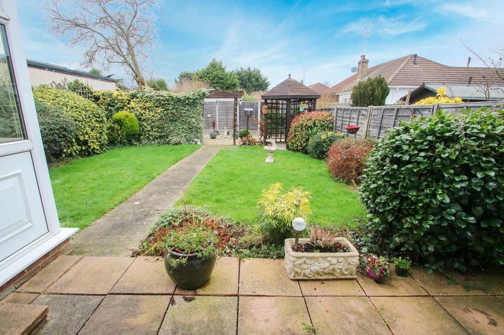 Victoria Avenue, Rayleigh 2 bed chalet £350,000